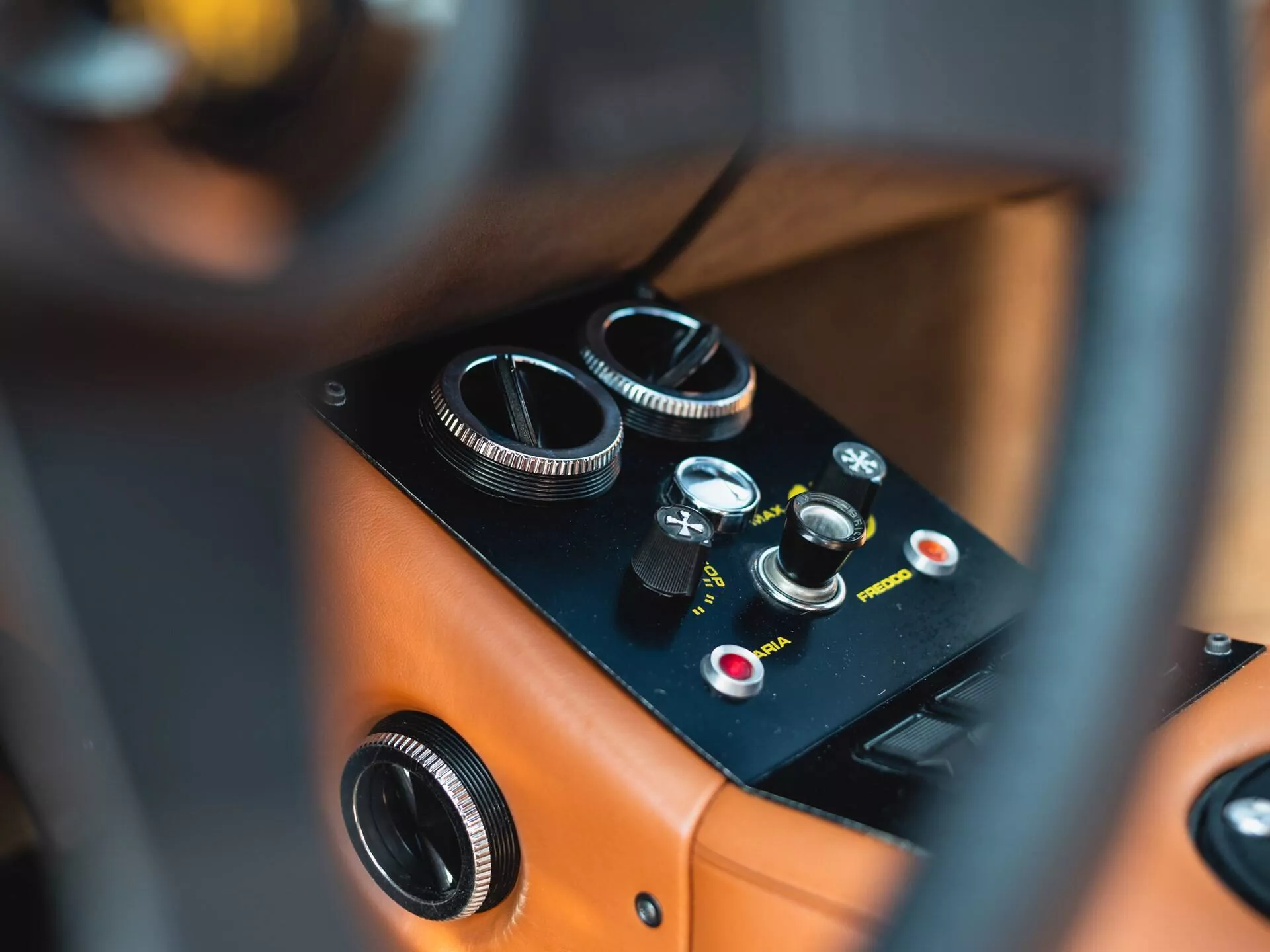 Foto console do Lamborghini Countach LP400 'Periscopio' vermelho de 1977 que pertenceu a Rod Stewart e vai a leilão sábado (20/05)