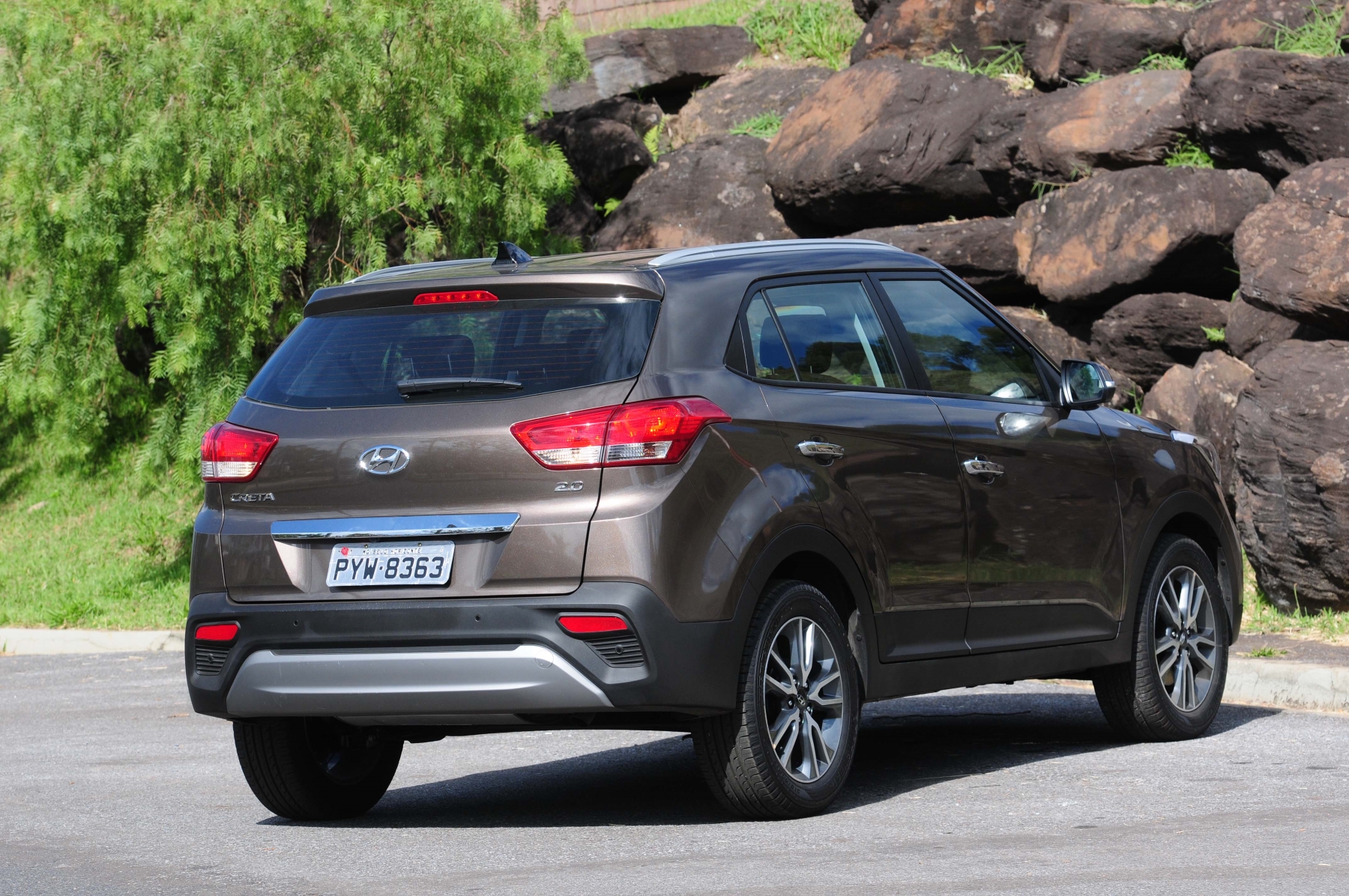 hyundai creta prestige 2.0 modelo 201 primeira geracao marron de traseira estatico no asfalto