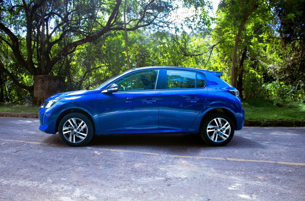 Peugeot 208 Griffe 1.6 automático azul 2023 de lado, modelo que deve ganhar motorização 1.0 turbo no modelo 2024.