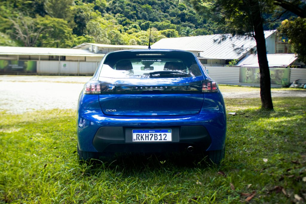 Peugeot 208 Griffe 1.6 automático azul 2023 de traseira, modelo que deve ganhar motorização 1.0 turbo no modelo 2024.