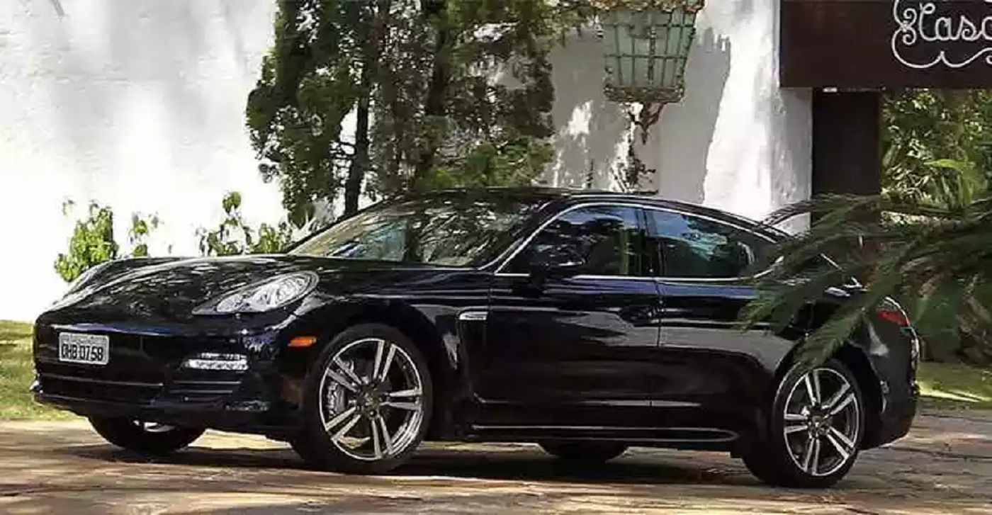 Porsche Panamera S saindo de residência de Fernando Collor. 