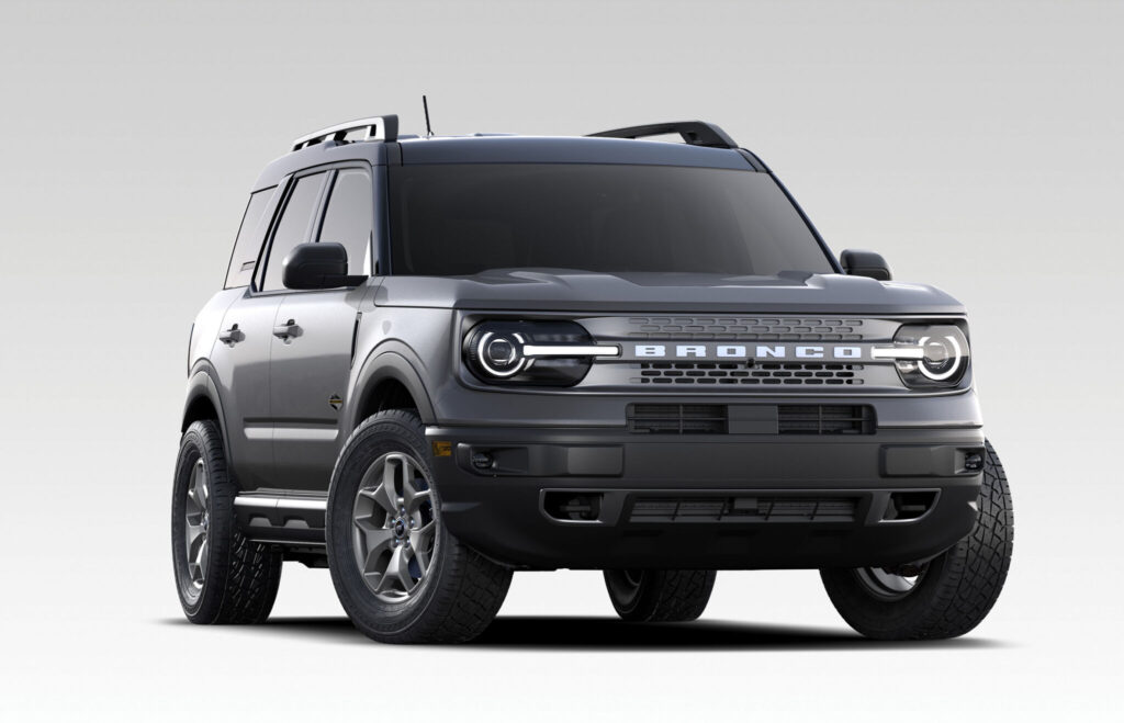 Bronco Sport 2023 de frente em tom cinza.