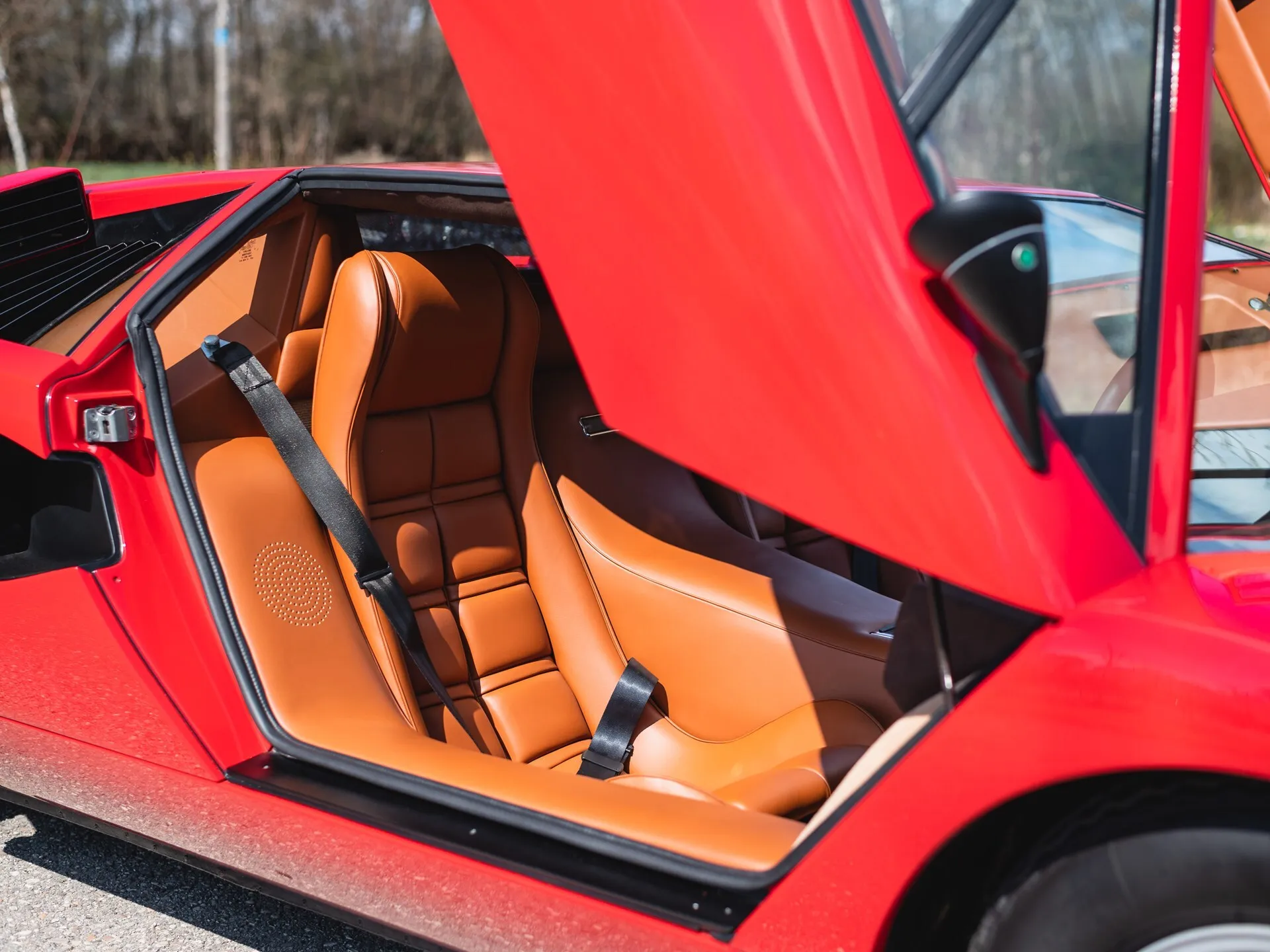 Foto interior do Lamborghini Countach LP400 'Periscopio' vermelho de 1977 que pertenceu a Rod Stewart e vai a leilão sábado (20/05)