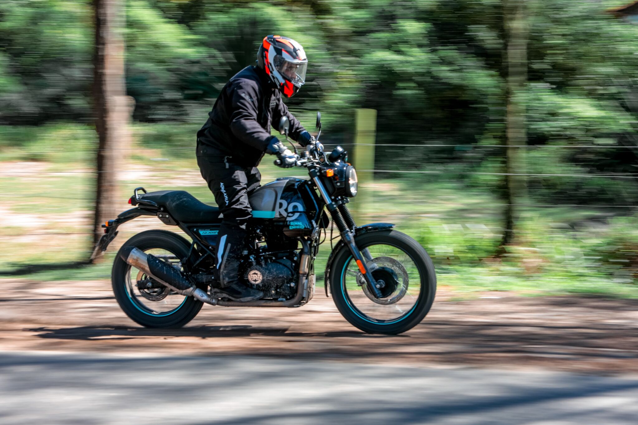 Royal Enfield Scram 411 de lado em movimento na terra