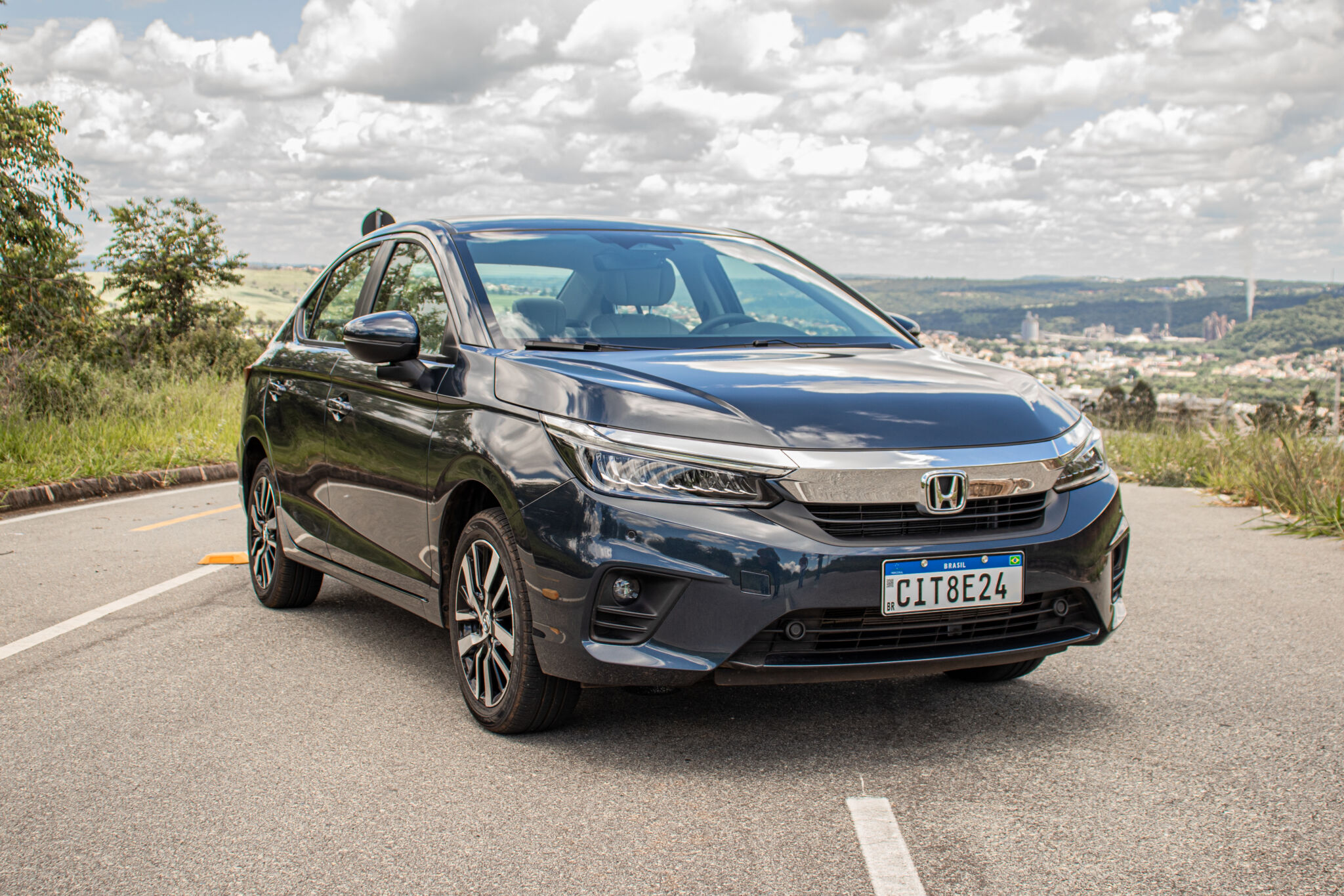 Honda New City Sedan 1.5 Touring 2022 de frente estacionado