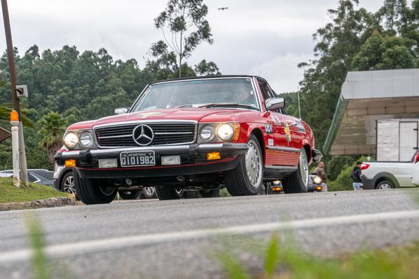 Mercedes-Benz vermelho vista fronto lateral  