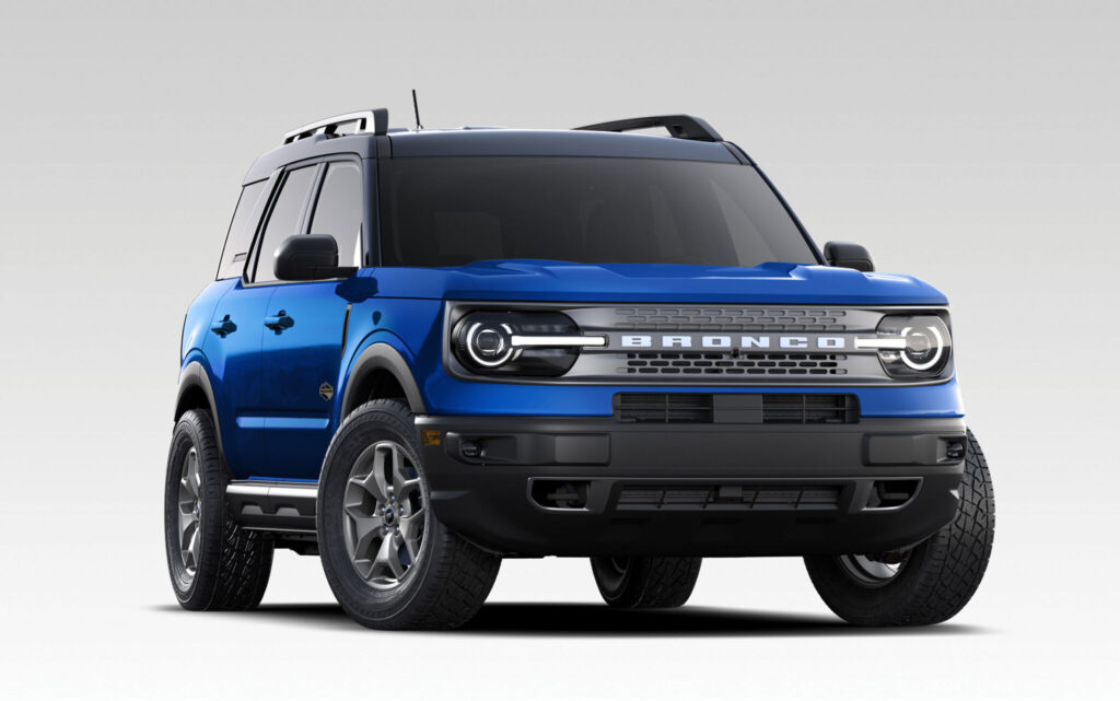 Ford Bronco Sport 2023 de frente em tom azul.