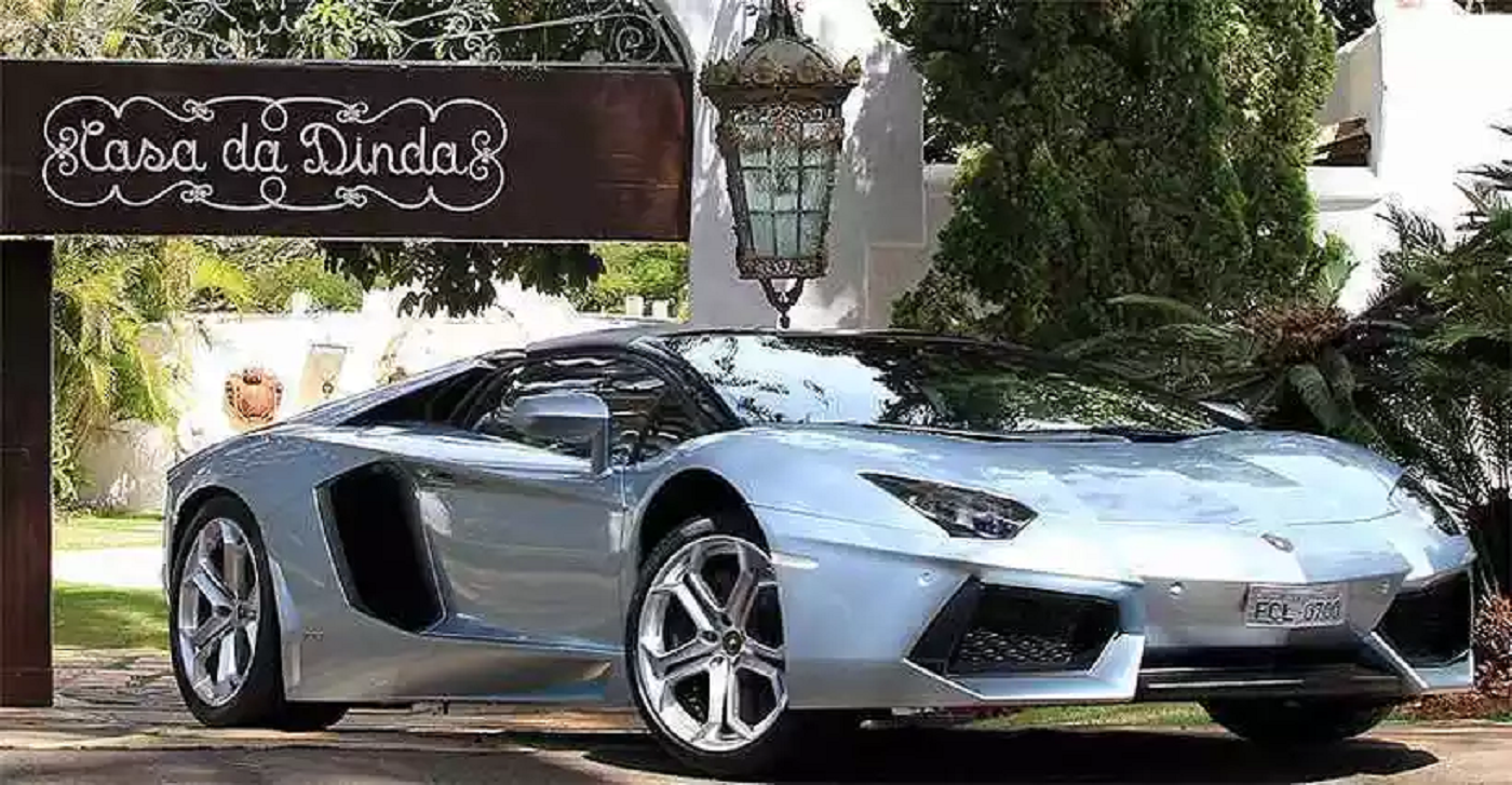 Lamborghini Aventador saindo de residência de Fernando Collor. 