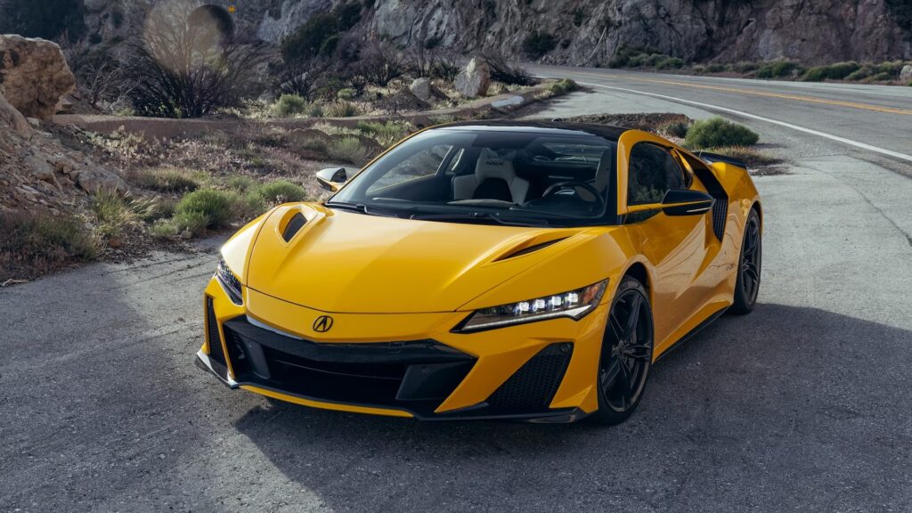 Acura NSX amarelo visto de frente em movimento na estrada. O modelo é um dos que serão transformados em carros elétricos pelo ator de Homem de Ferro. 