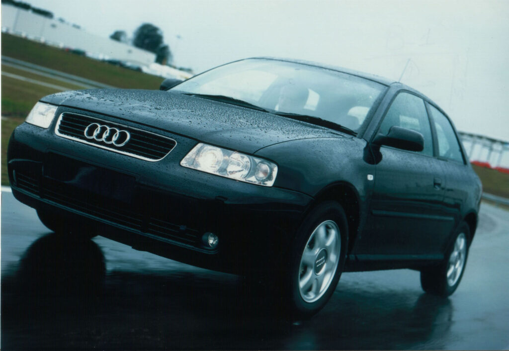 Audi A3 2000 preto de frente em movimento