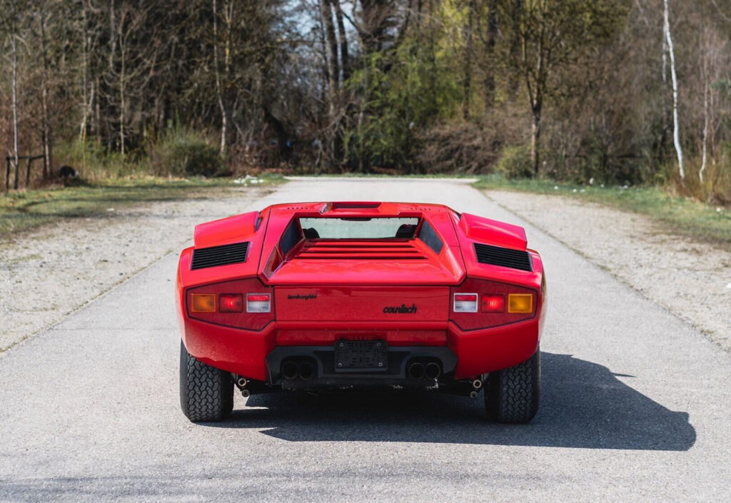 Foto traseira do Countach LP400 'Periscopio' vermelho de 1977 que pertenceu a Rod Stewart e vai a leilão amanhã