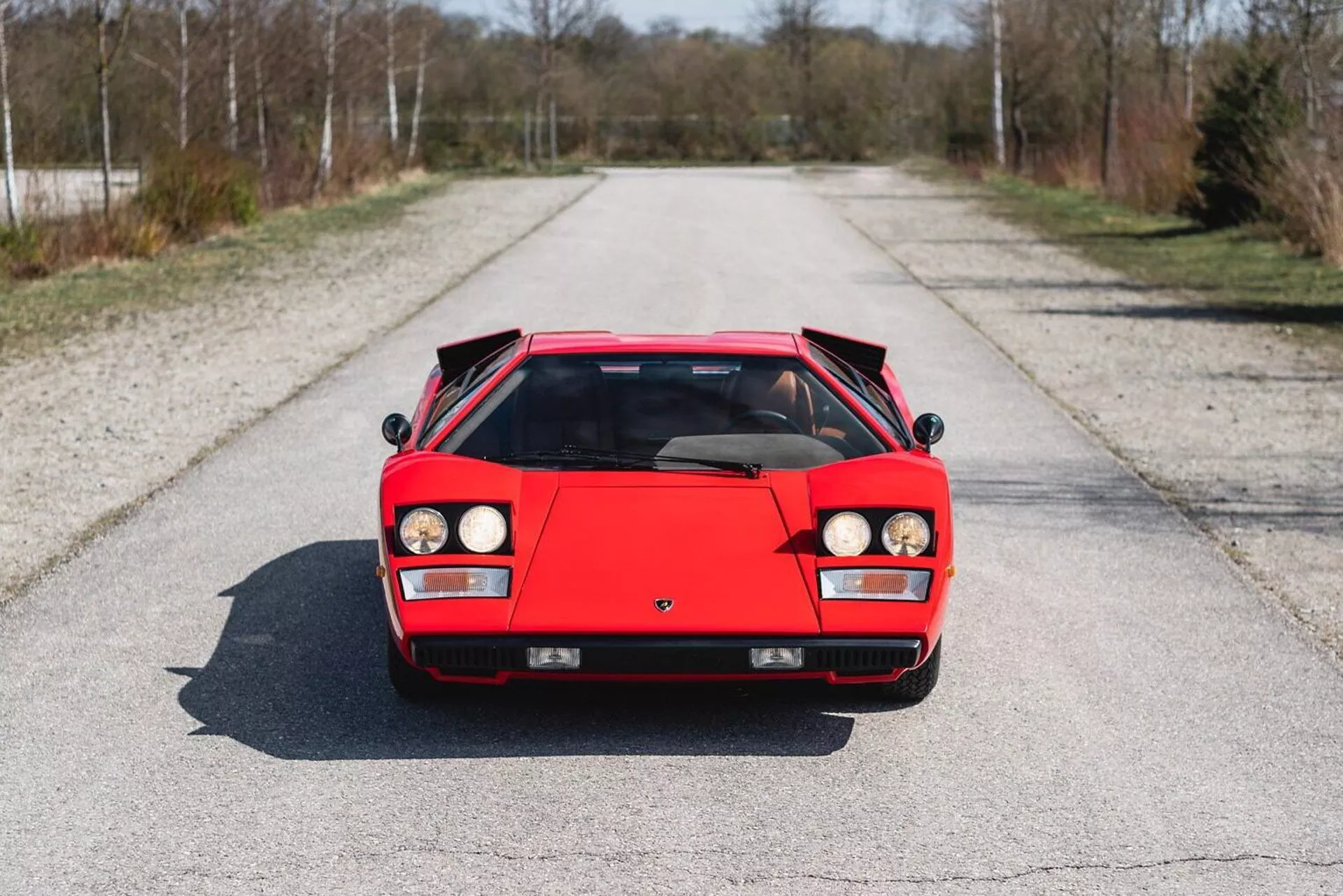 Foto frontal do Lamborghini Countach LP400 'Periscopio' vermelho de 1977 que pertenceu a Rod Stewart e vai a leilão amanhã