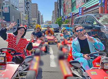 Turistas a bordo dos karts no trânsito japonês