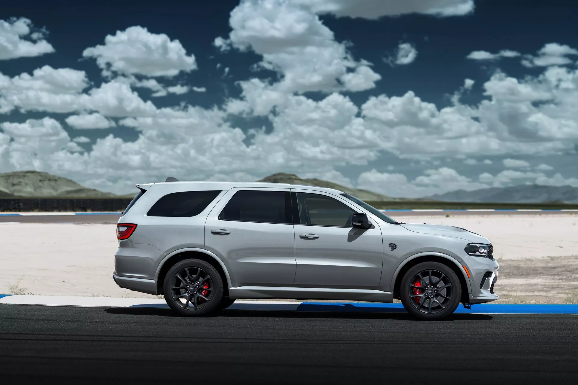 Dodge Durango branco lateral para matéria sobre roubo de carros