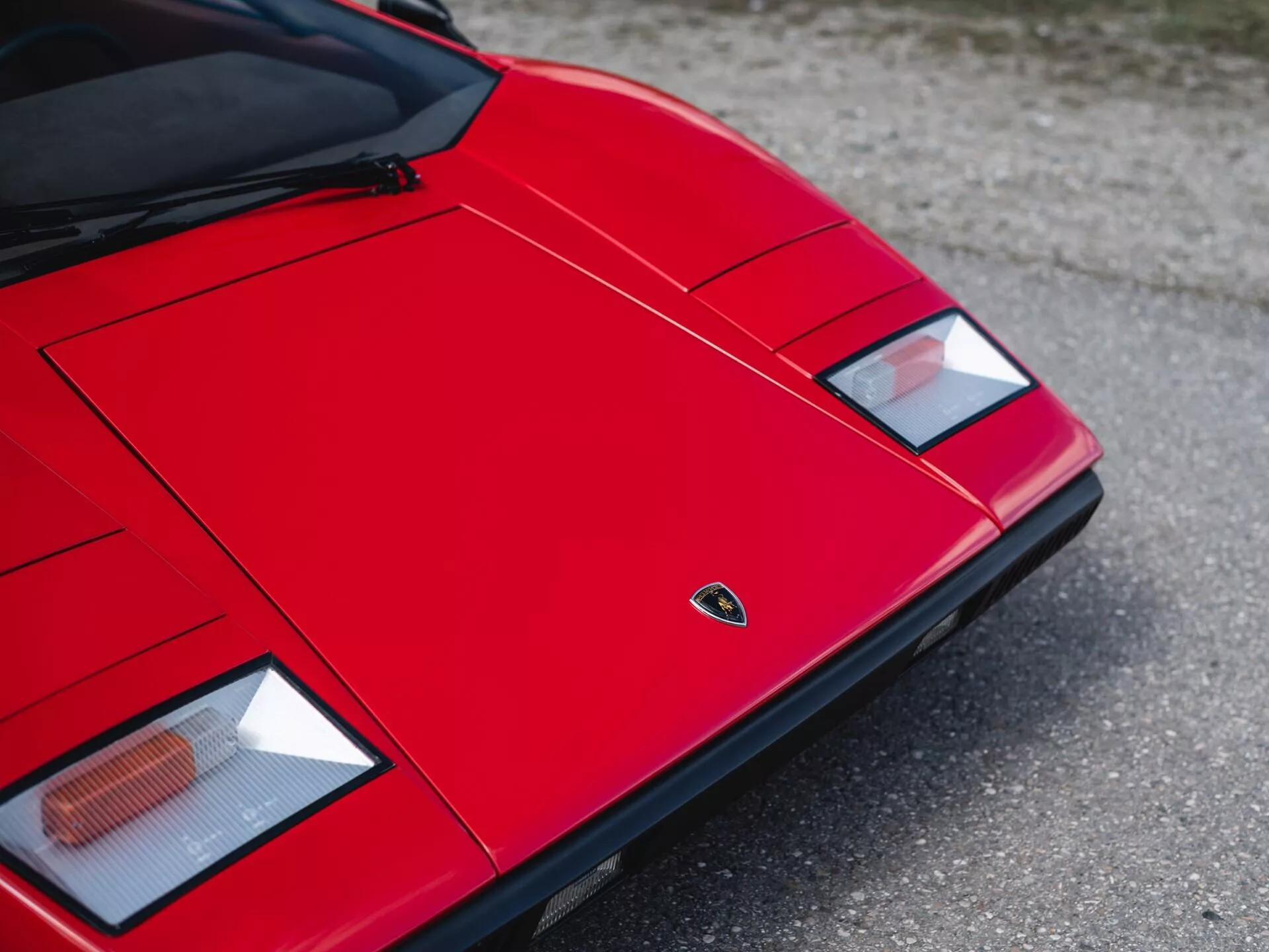 Foto capô do Lamborghini Countach LP400 'Periscopio' vermelho de 1977 que pertenceu a Rod Stewart e vai a leilão sábado (20/05)