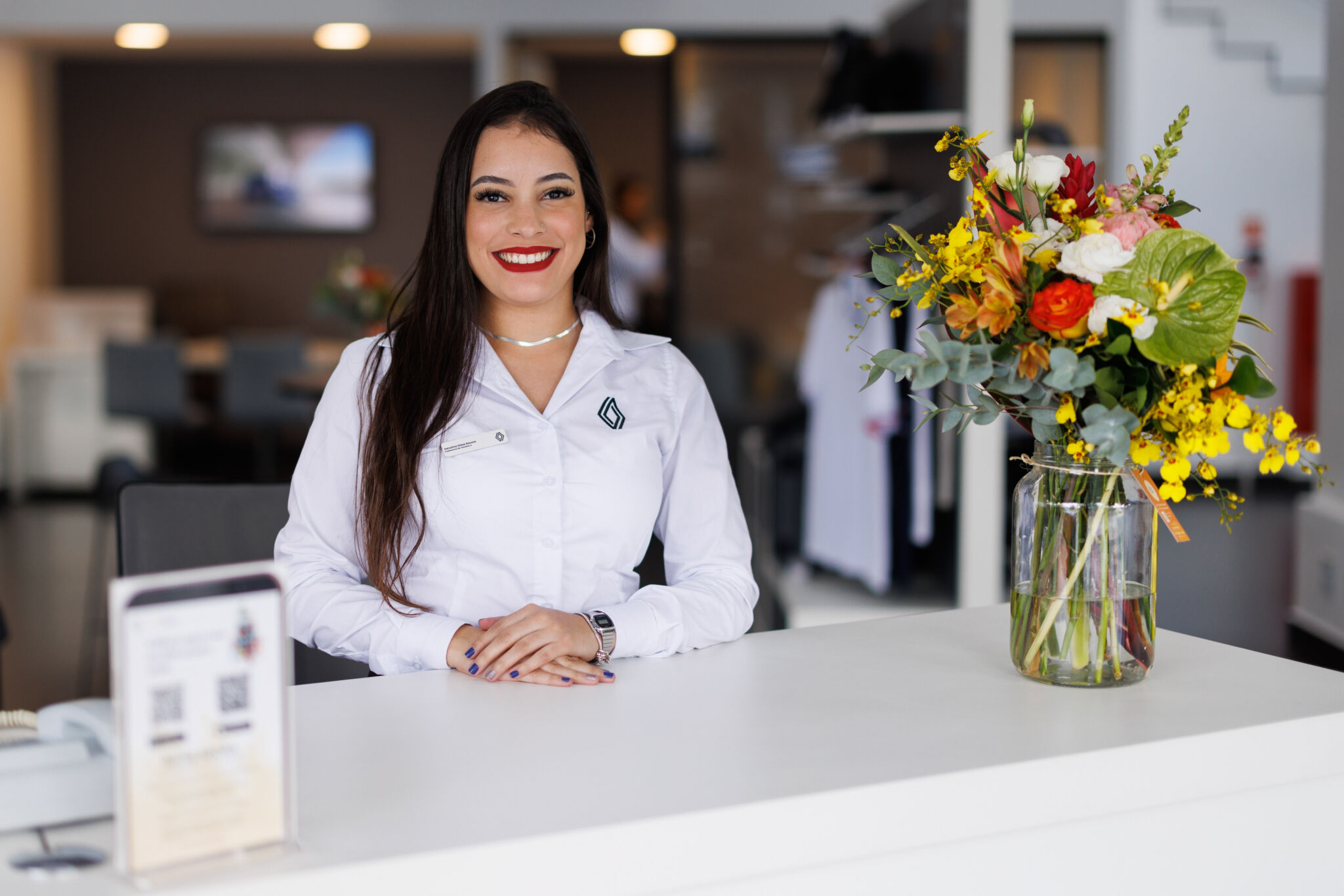 Mulher na recepção da primeira concessionária da Renault formada só por mulheres.