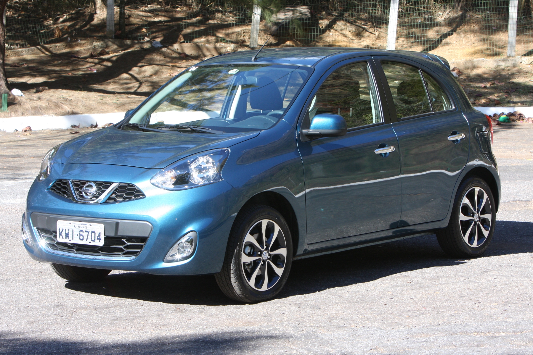 nissan march 1.6 sl modelo 2015 hatch compacto azul de frente estatico no asfalto