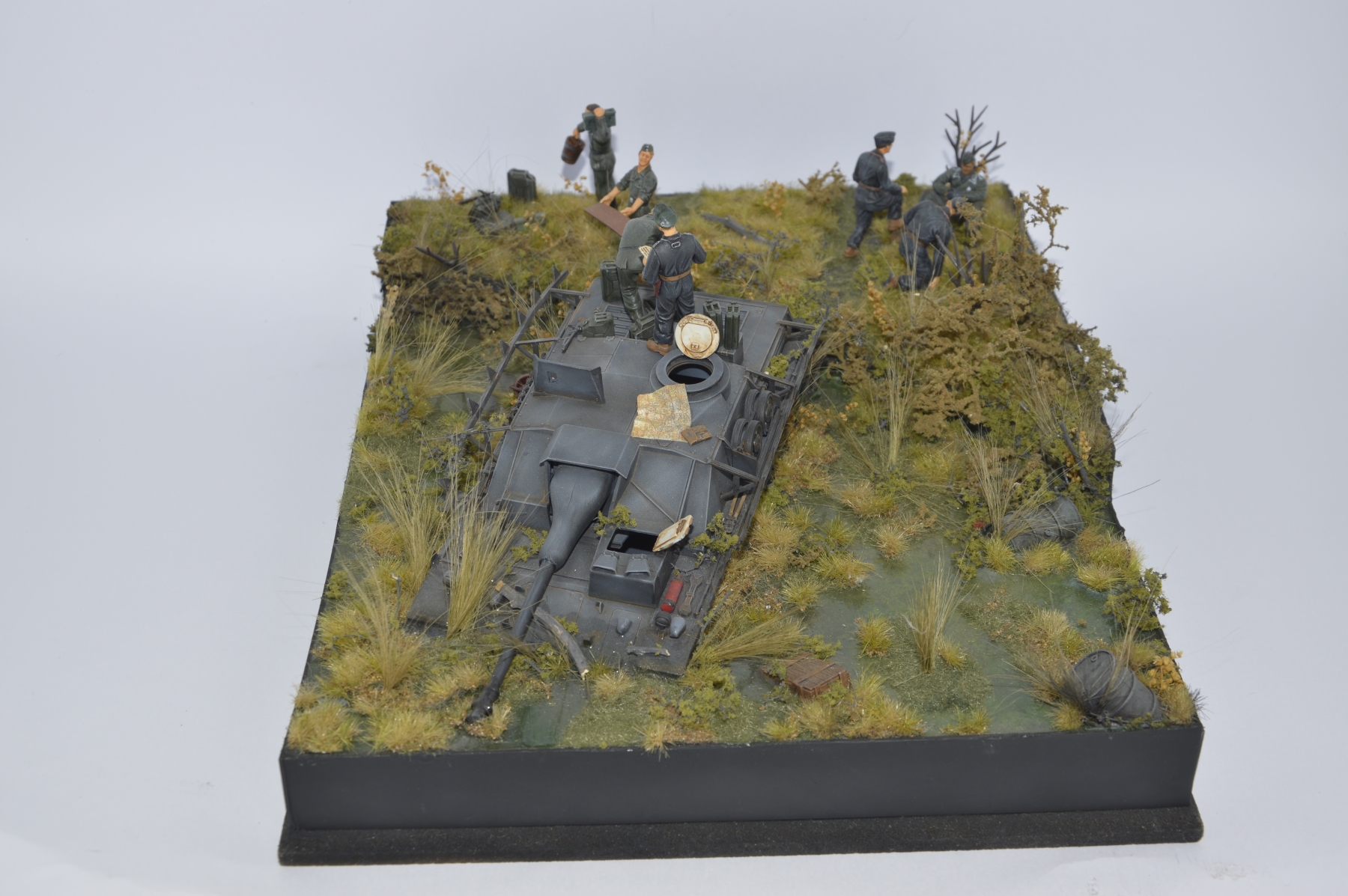 plastimodelismo diorama com tanque de guerra e soldados no mato