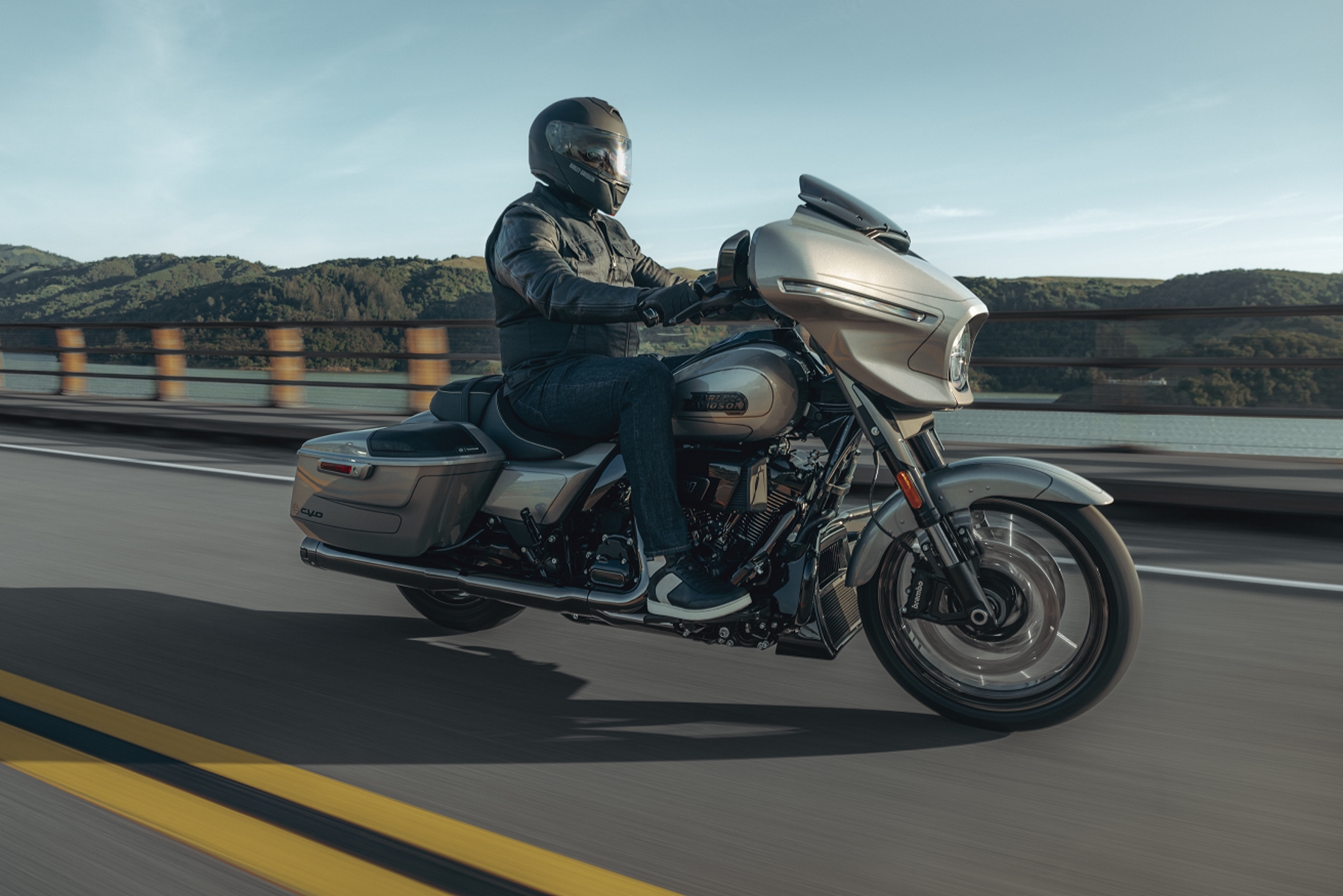 harley davidson cvo modelo 2023 street glide asa de morcego prata de frente em movimento no asfalto