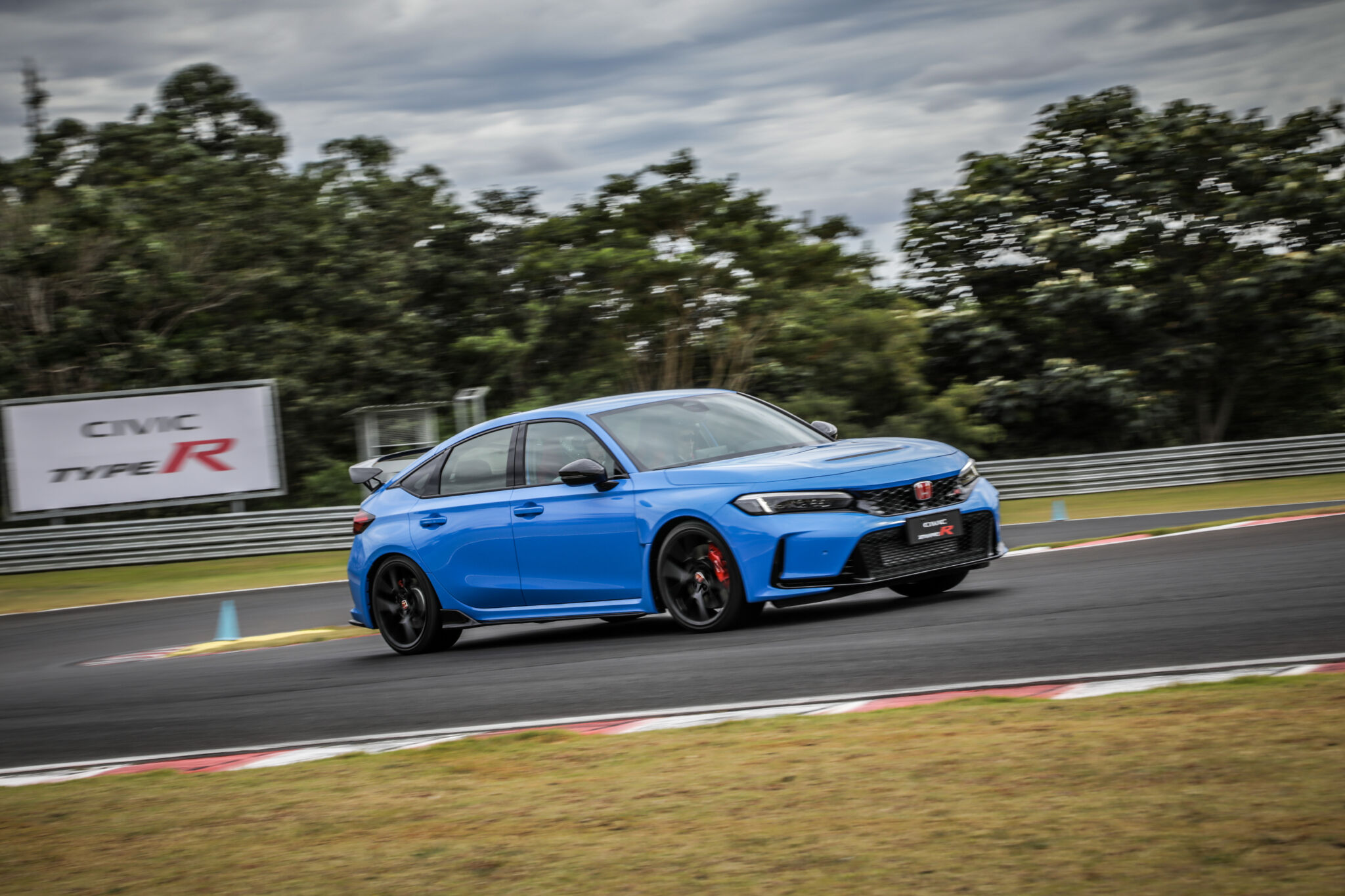 Honda Civic Type R azul de frente em movimento