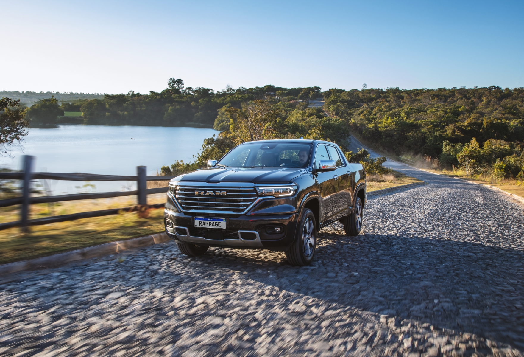 ram rampage laramie modelo 2024 preta de frente em movimento no calcamento