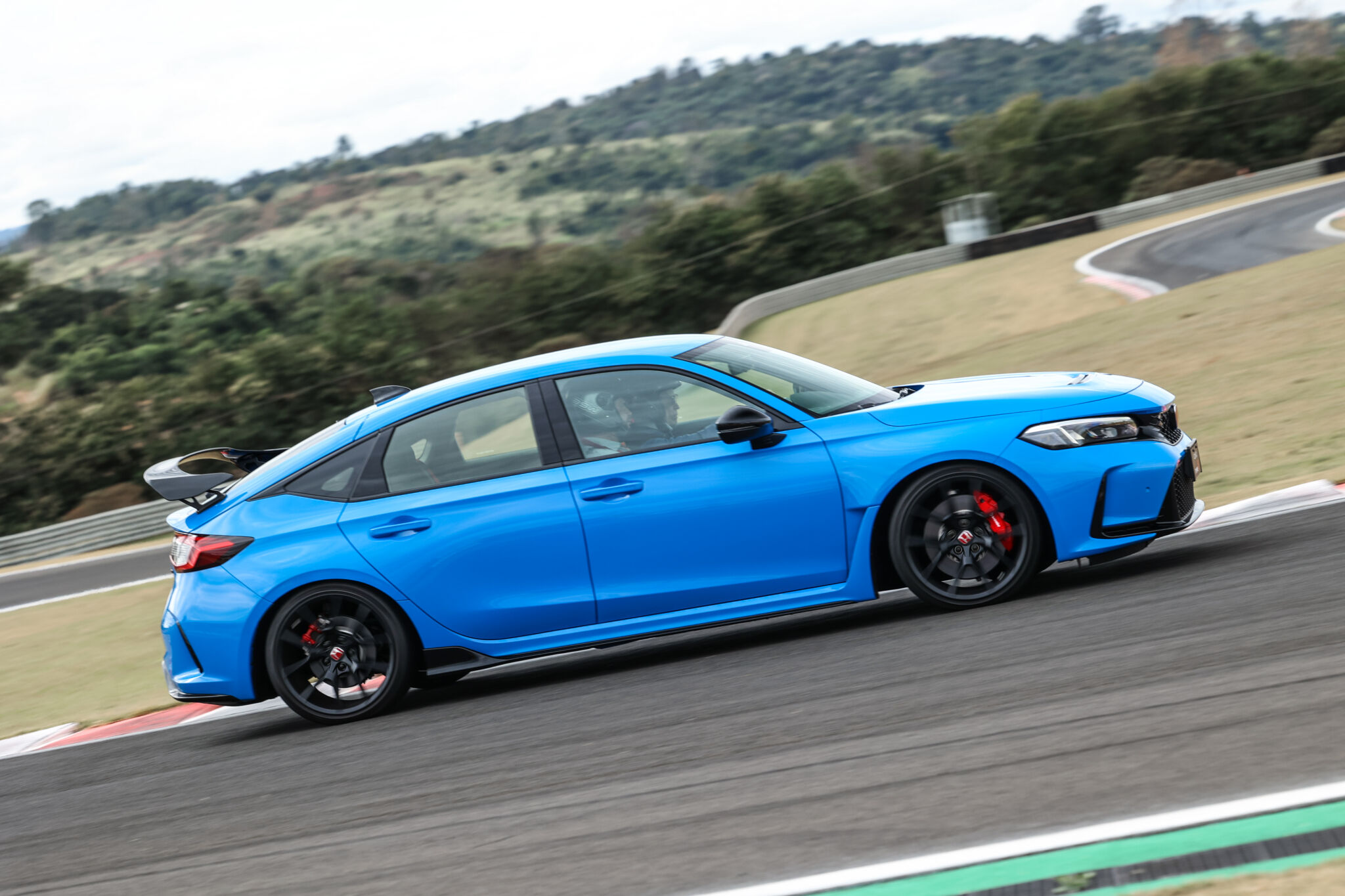 Honda Civic Type R azul de lateral em movimento