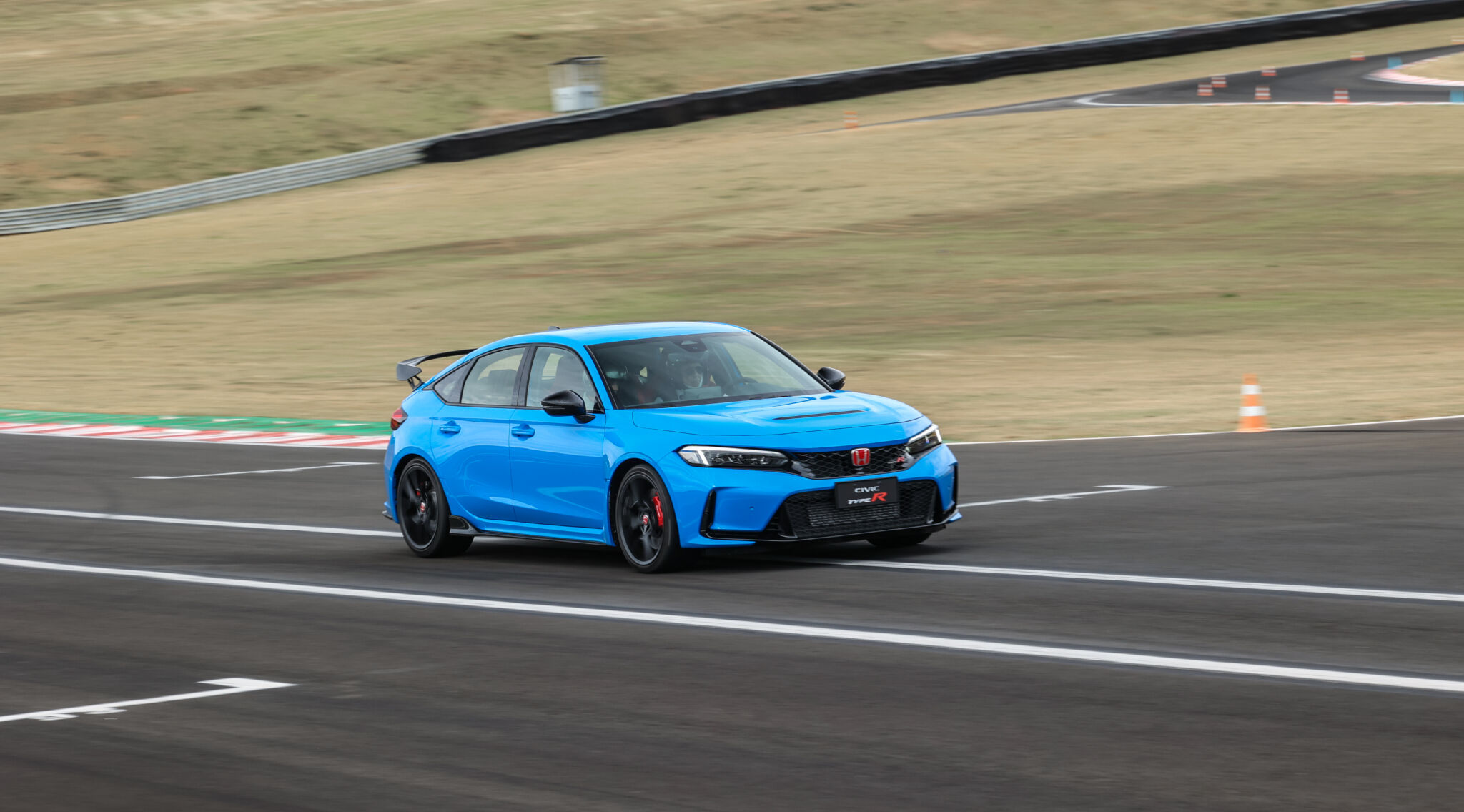 Honda Civic Type R azul de frente em movimento