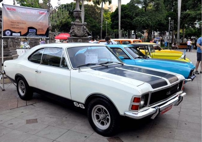 Opala SS 1977 branco everest com detalhes pretos; para matéria sobre carros antigos de Bia