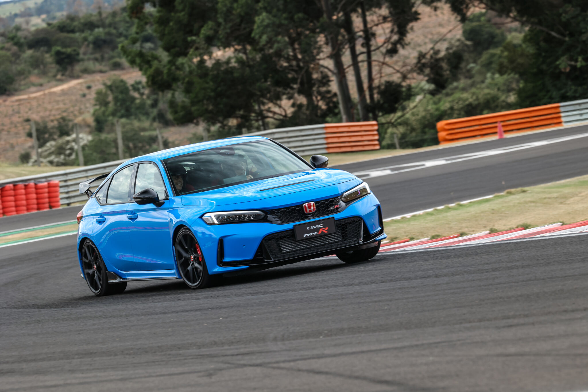 Honda Civic Type R azul de frente fazendo curva