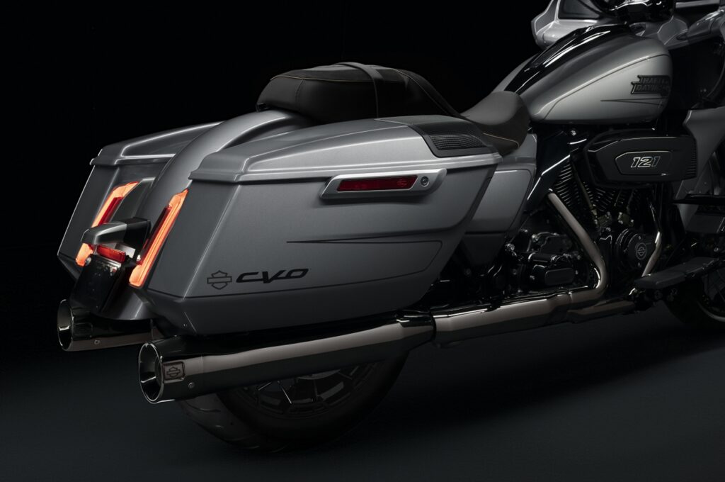 harley davidson cvo modelo 2023 detalhe da traseira com caixas laterais prata estatica no estudio