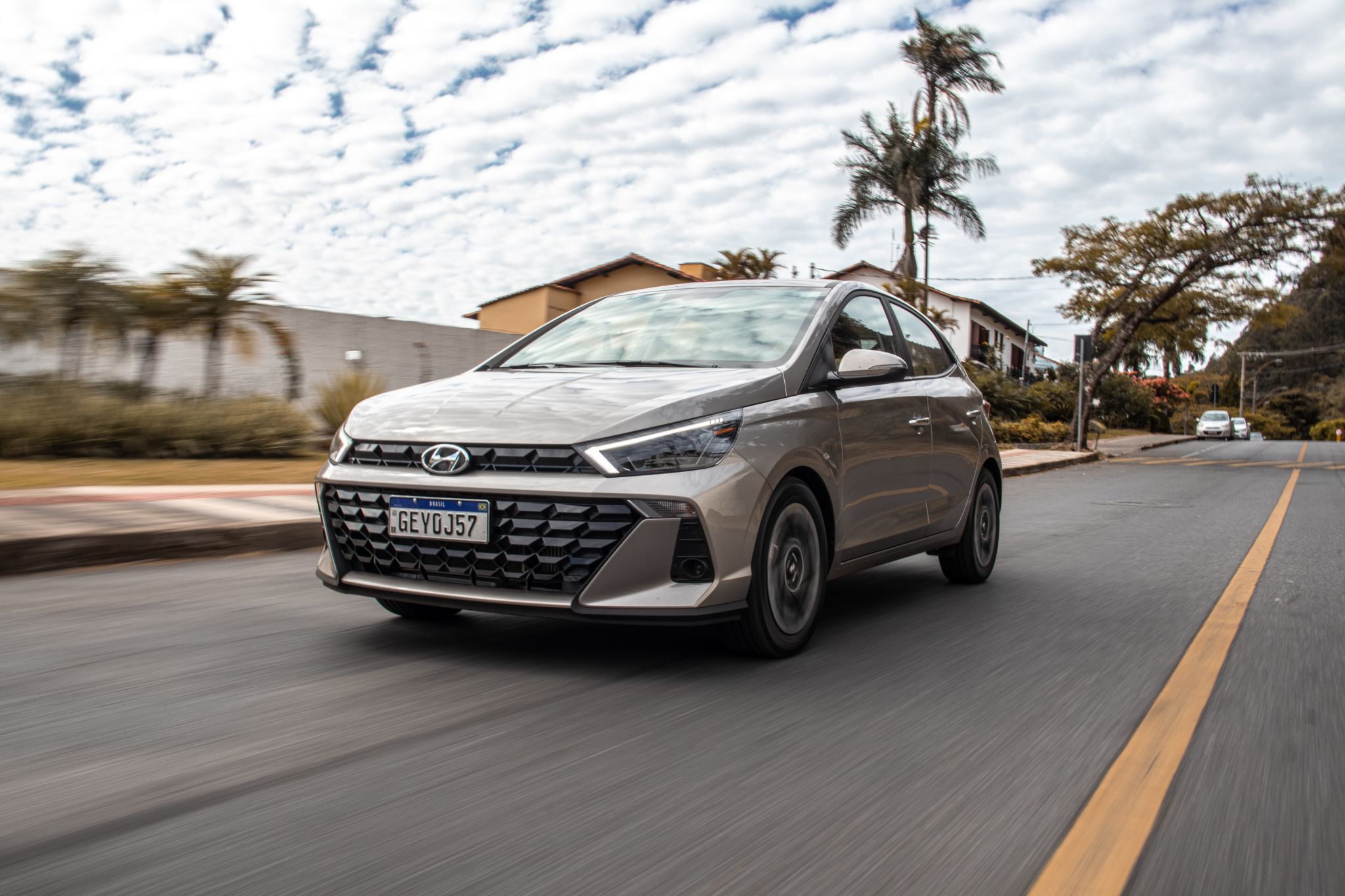 Hyundai HB20 Platinum Plus 2023 cinza de frente em movimento