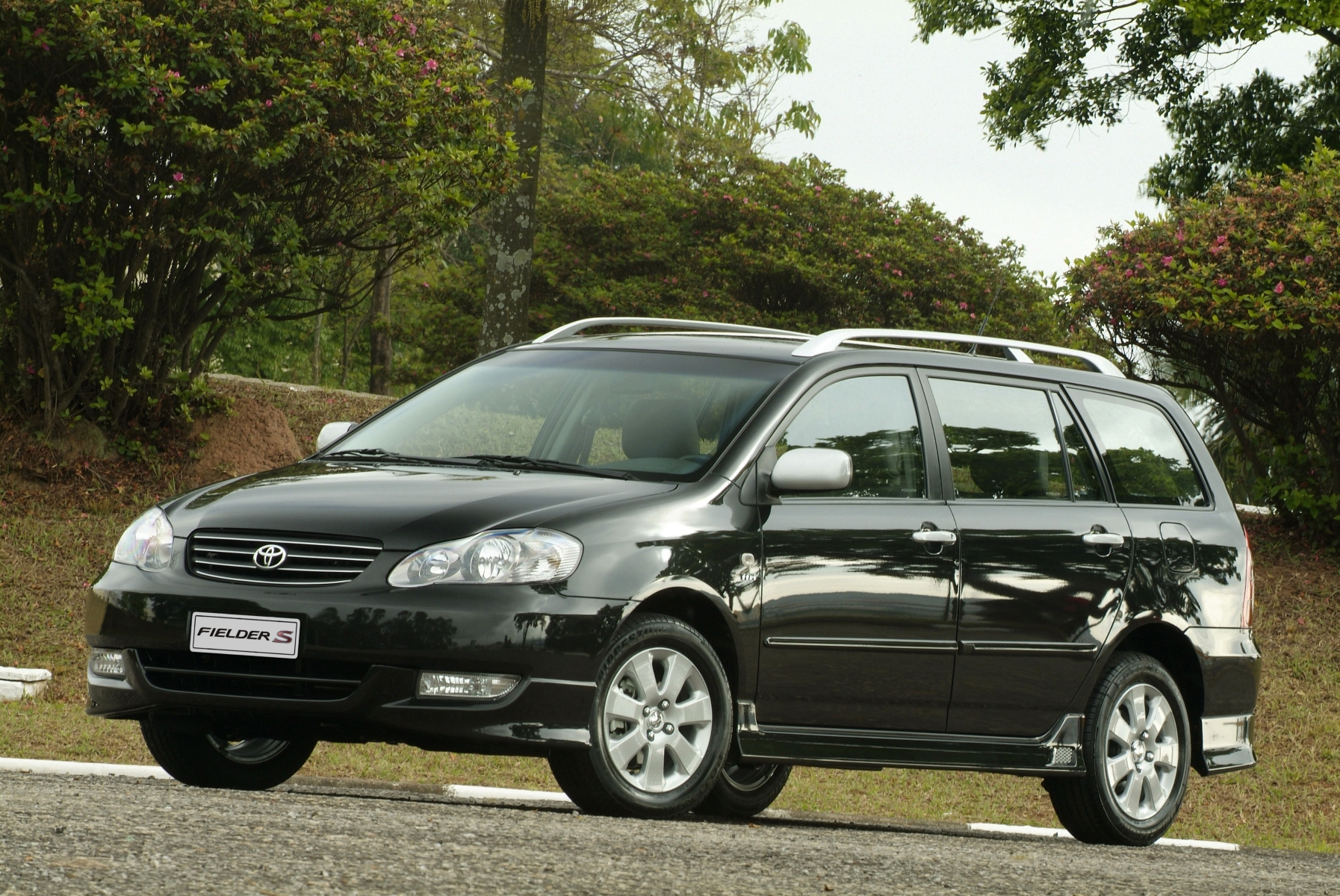 toyota fielder s modelo 2006 preta de frente estatica no asfalto