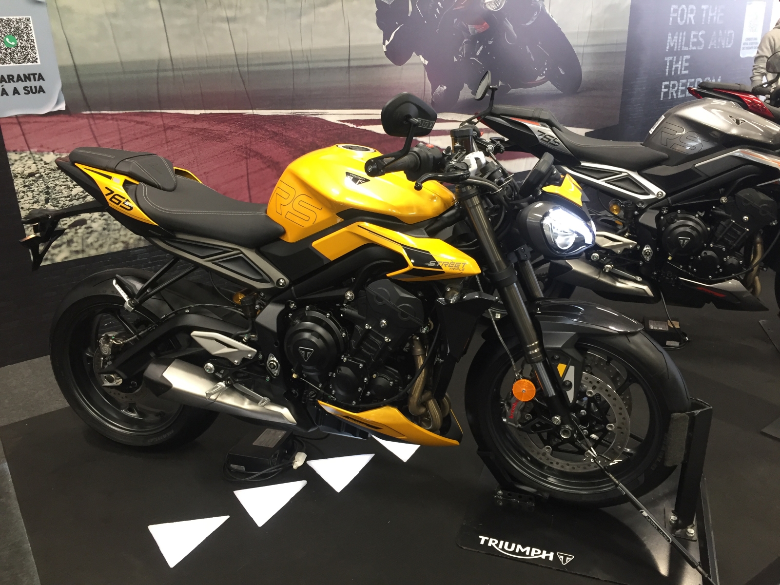 festival de interlagos 2023 triumph triple 765 rs amarela estatica no estande