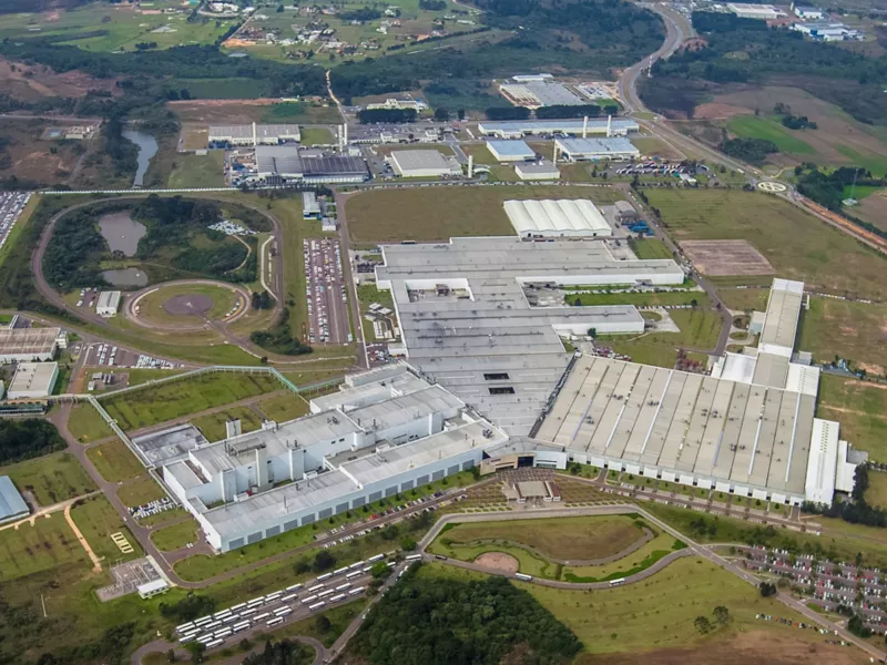 Fábrica da Volkswagen vista de cima; unidade de São José dos Pinhais (PR). Volkswagen anuncia paralisação em três fábricas do Brasil.