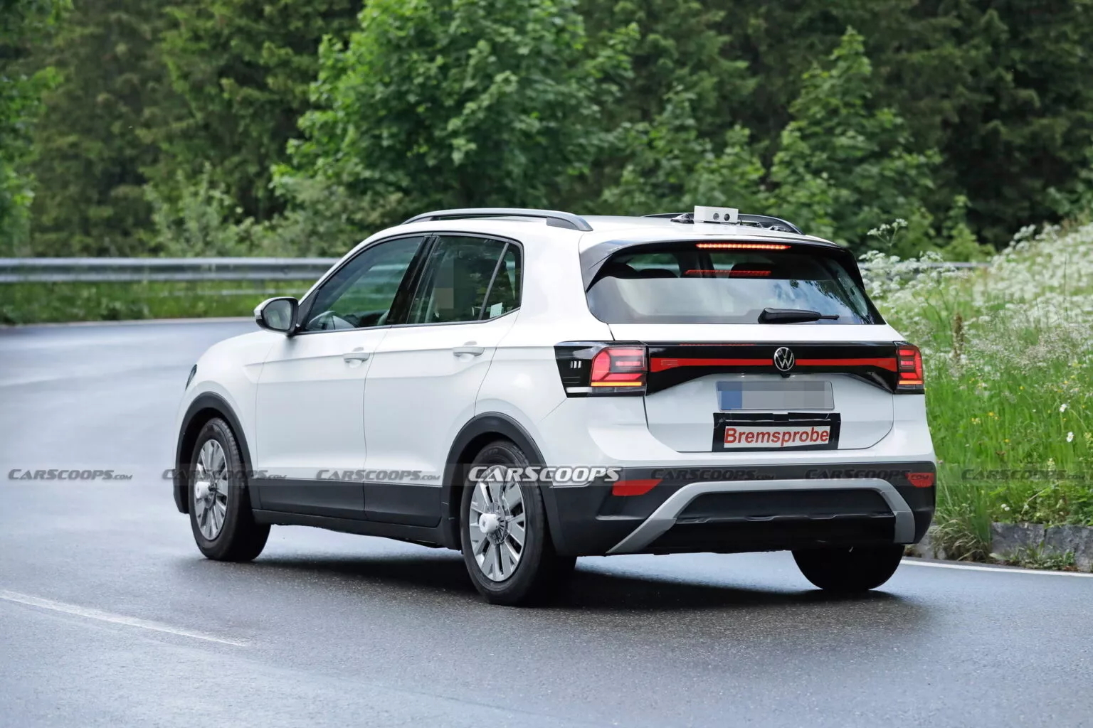 Volkswagen T-Cross 2024 branco reestilizado de traseira; flagra de modelo reestilizado na Europa.