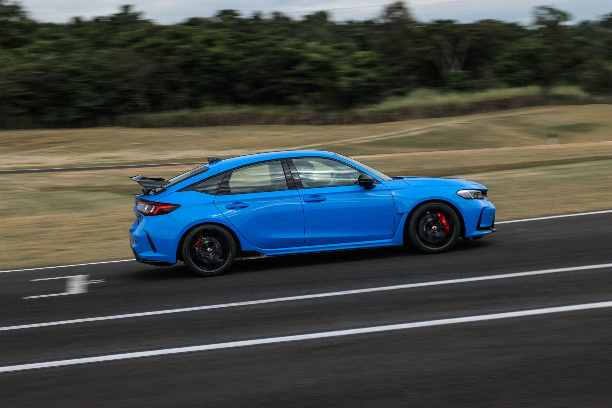 Honda Civic Type R azul de lateral em movimento