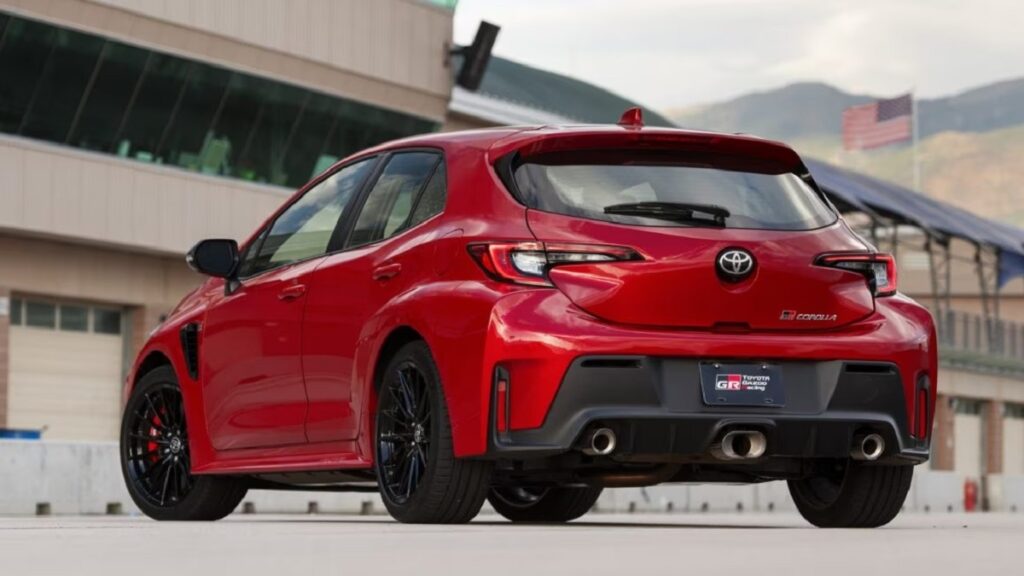 Toyota GR Corolla vermelho visto de trás em pista de corrida. Ele é o rival do Honda Civic Type R.