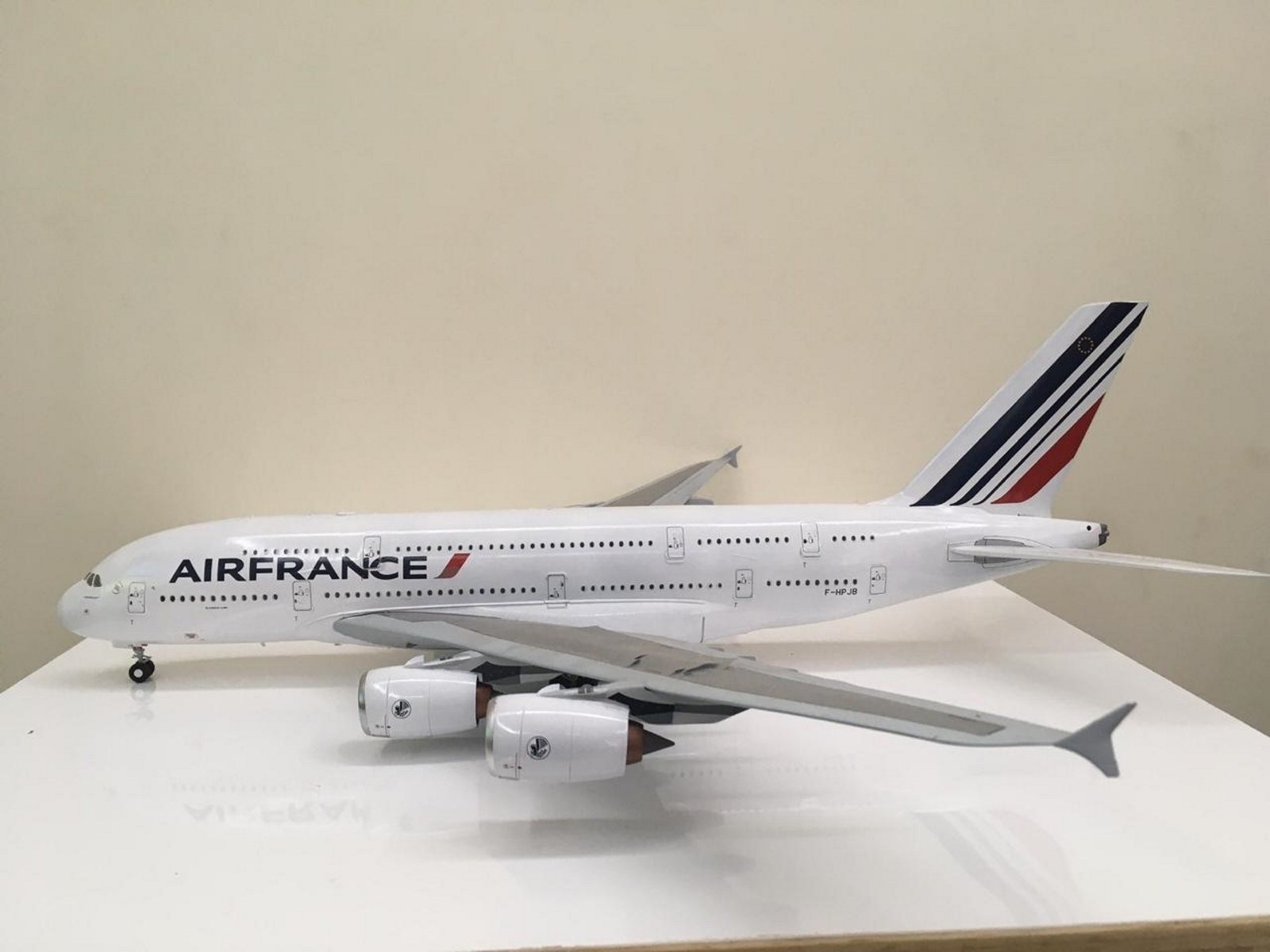 plastimodelismo aviacao comercial aviao da airfrance branco com detalhe em azul e vermelho