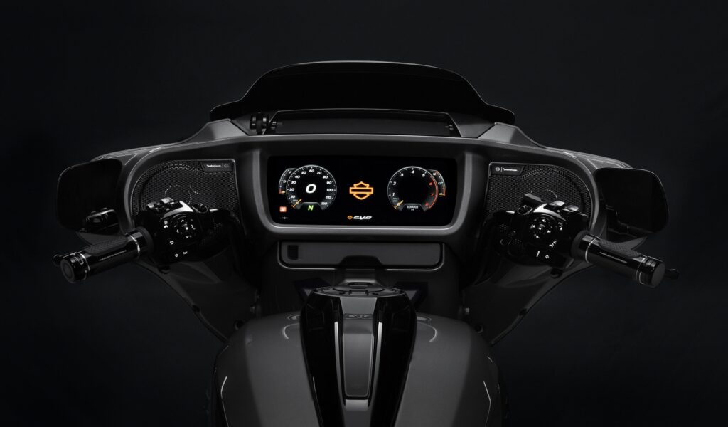 harley davidson cvo modelo 2023 detalhe do painel digital estatica no estudio