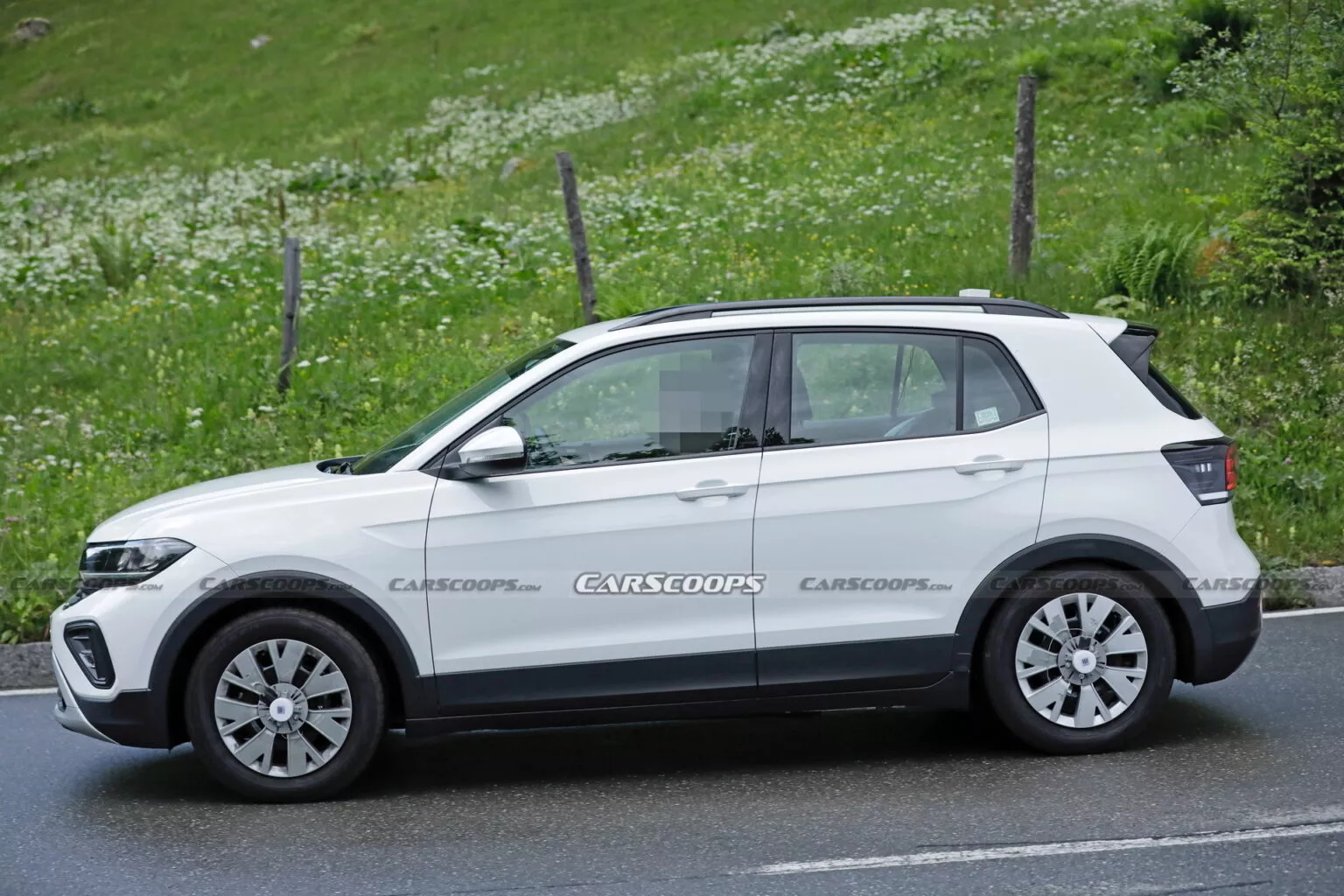 Volkswagen T-Cross 2024 branco reestilizado de lado; flagra de modelo reestilizado na Europa.