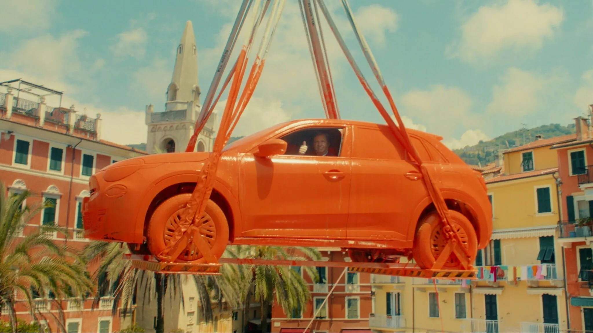 Em ação publicitária da marca, o novo 600e apareceu sendo mergulhado em balde  de tinta laranja 
