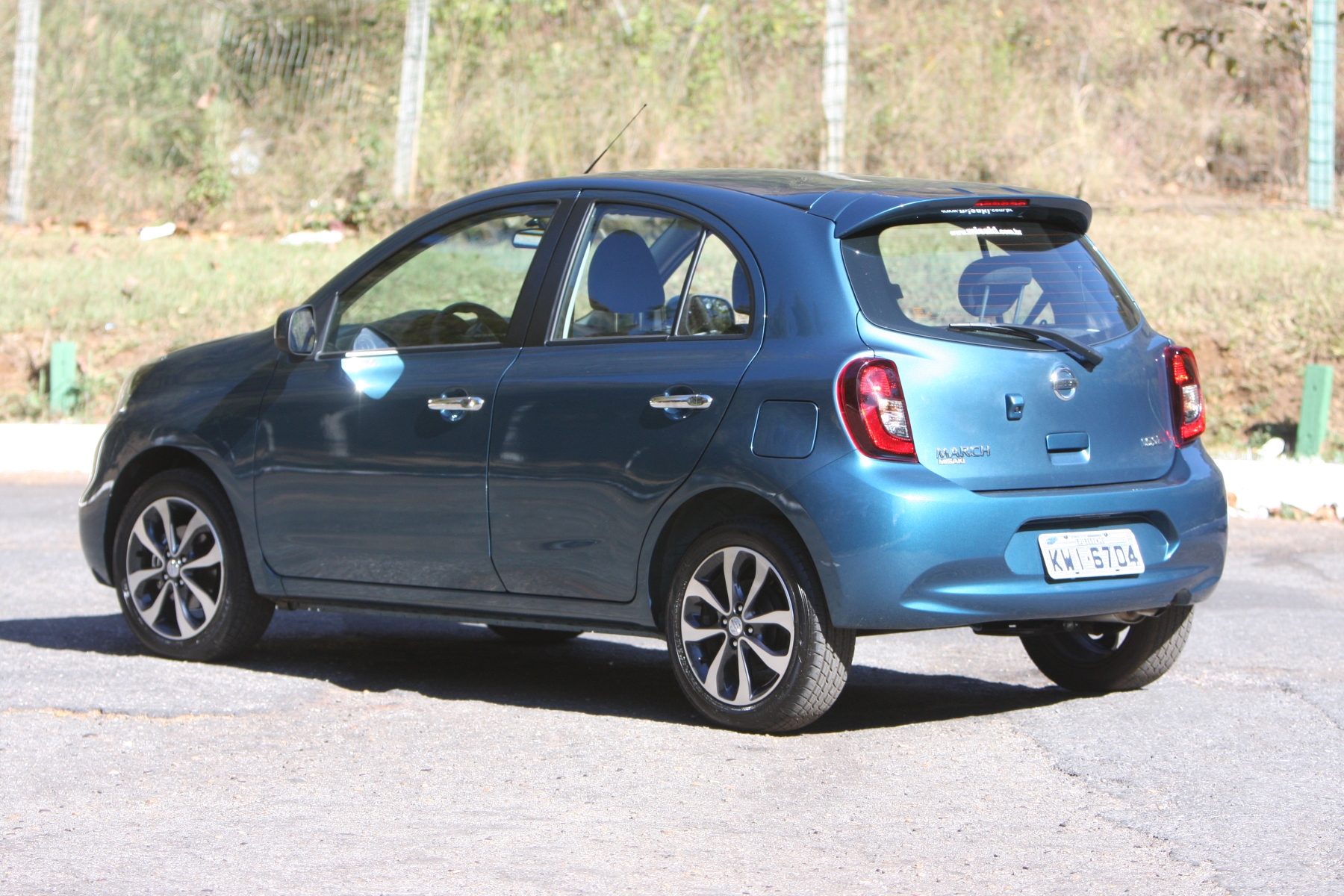 nissan march 1.6 sl modelo 2015 hatch compacto azul de traseira estatico no asfalto