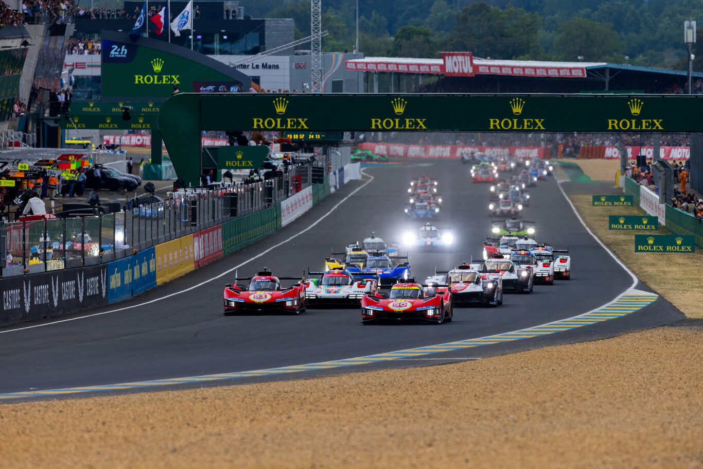 carros correndo em pista na 24 horas de Le Mans 2023 vencidas pela Ferrari