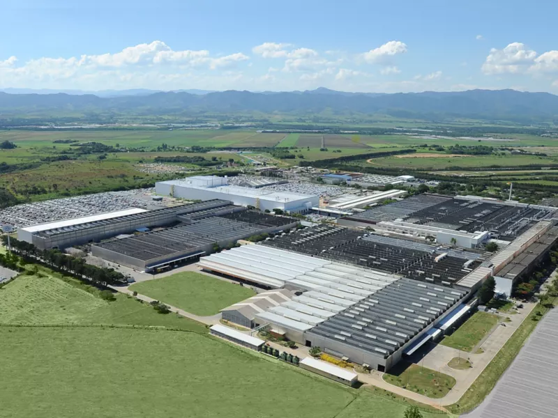 Fábrica da Volkswagen vista de cima; unidade de Taubaté (SP). Volkswagen anuncia paralisação em três fábricas do Brasil.