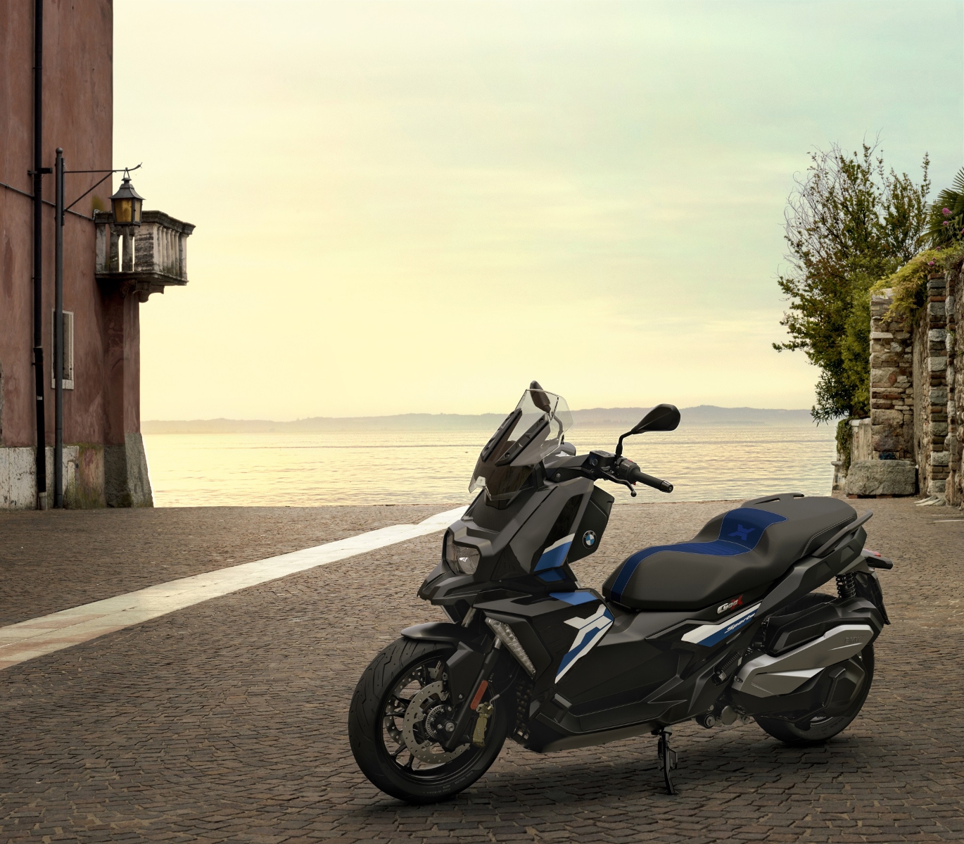 bmw c 400 x scooter modelo 2023 preto com detalhes em azul e branco de frente estatico no calcamento