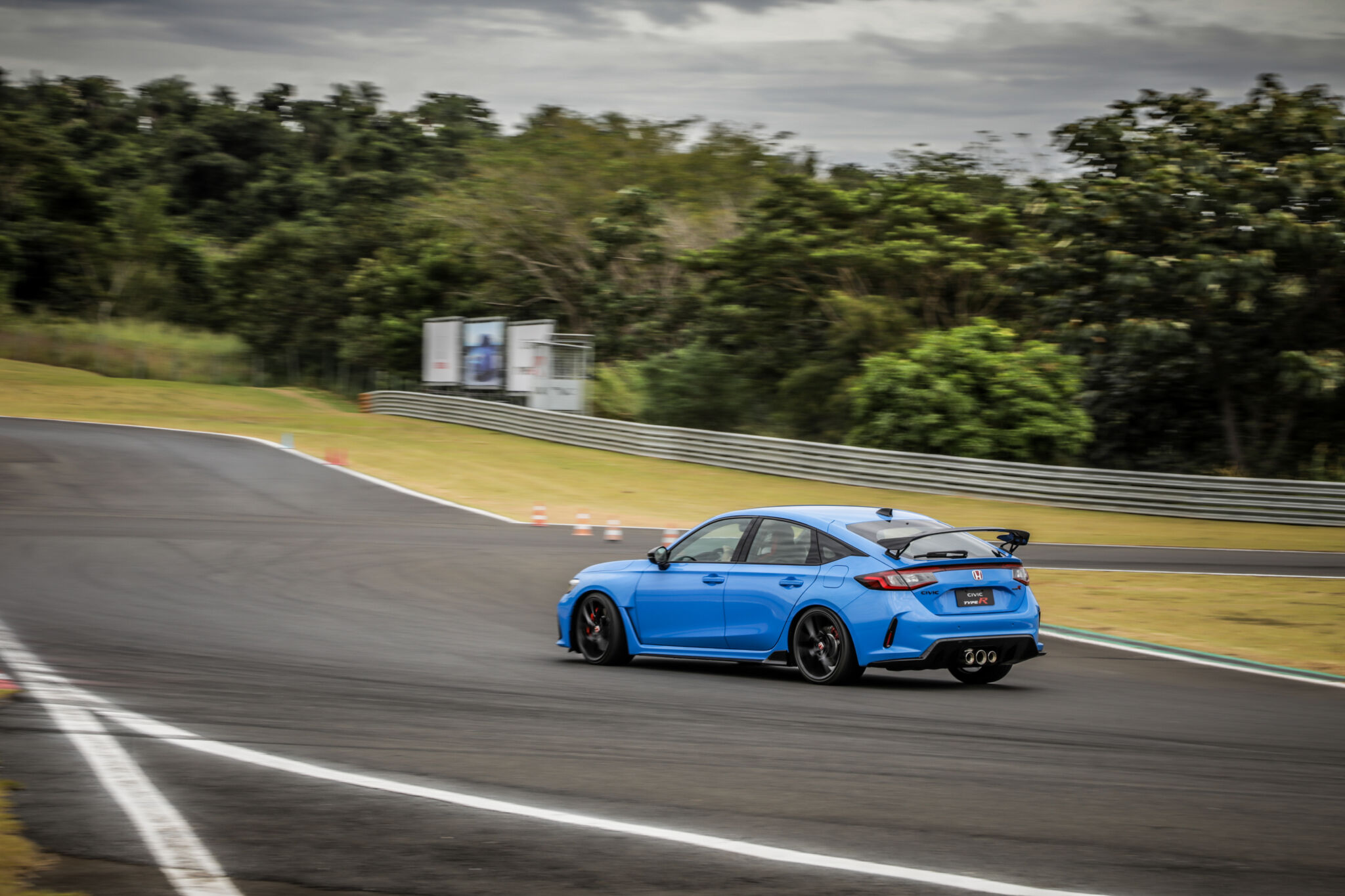 Honda Civic Type R azul de traseira em movimento