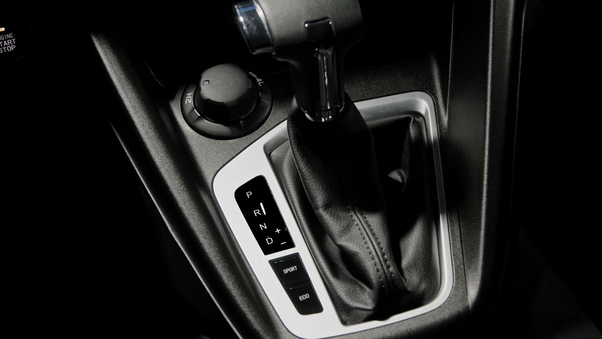 The gearbox on the center console of the new Fiat Titano based on the Peugeot Landtrek pickup.