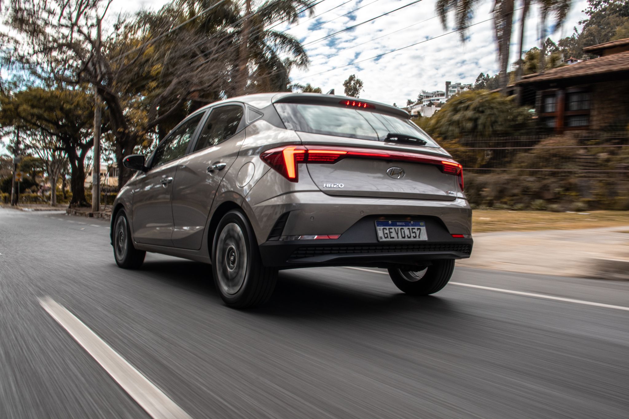 Hyundai HB20 Platinum Plus 2023 cinza de traseira em movimento