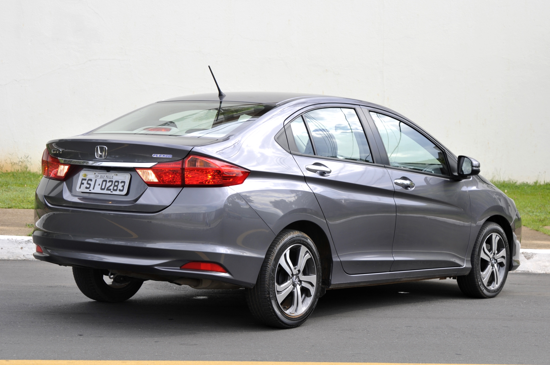 honda city sedan 1.5 modelo 2015 cinza de traseira estatico no asfalto