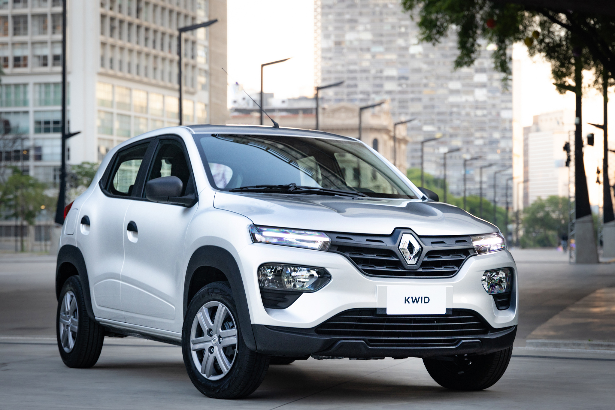 Renault Kwid prateado visto de frente. O modelo já teve descontos decorrentes do plano do governo para carros populares.